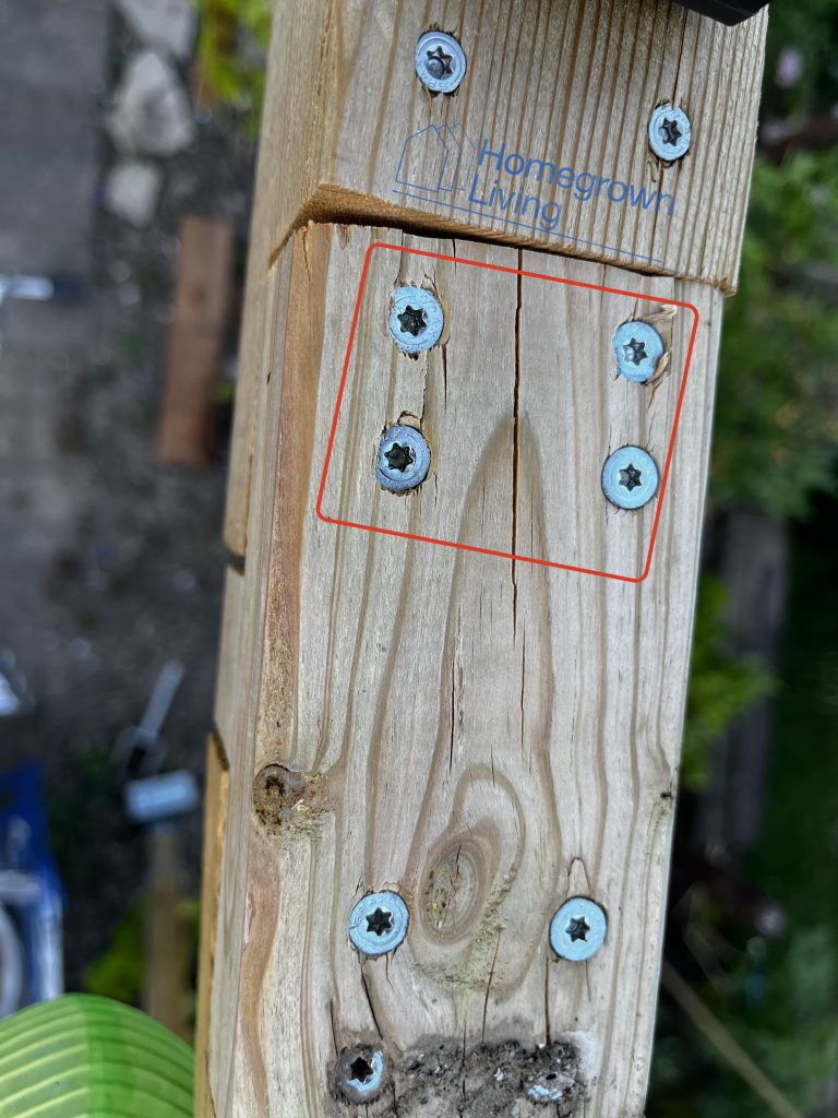 Verbindung der Balken. Im rot markierten Rahmen sind die Schrauben markiert, welche die Balken verbinden.