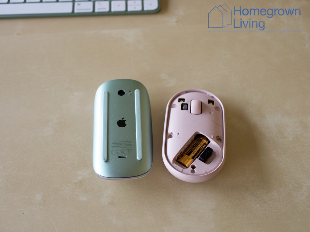 Apple Magic Mouse und Logitech Pebble M350 mit Ladeanschluss, bzw. Batteriefach.