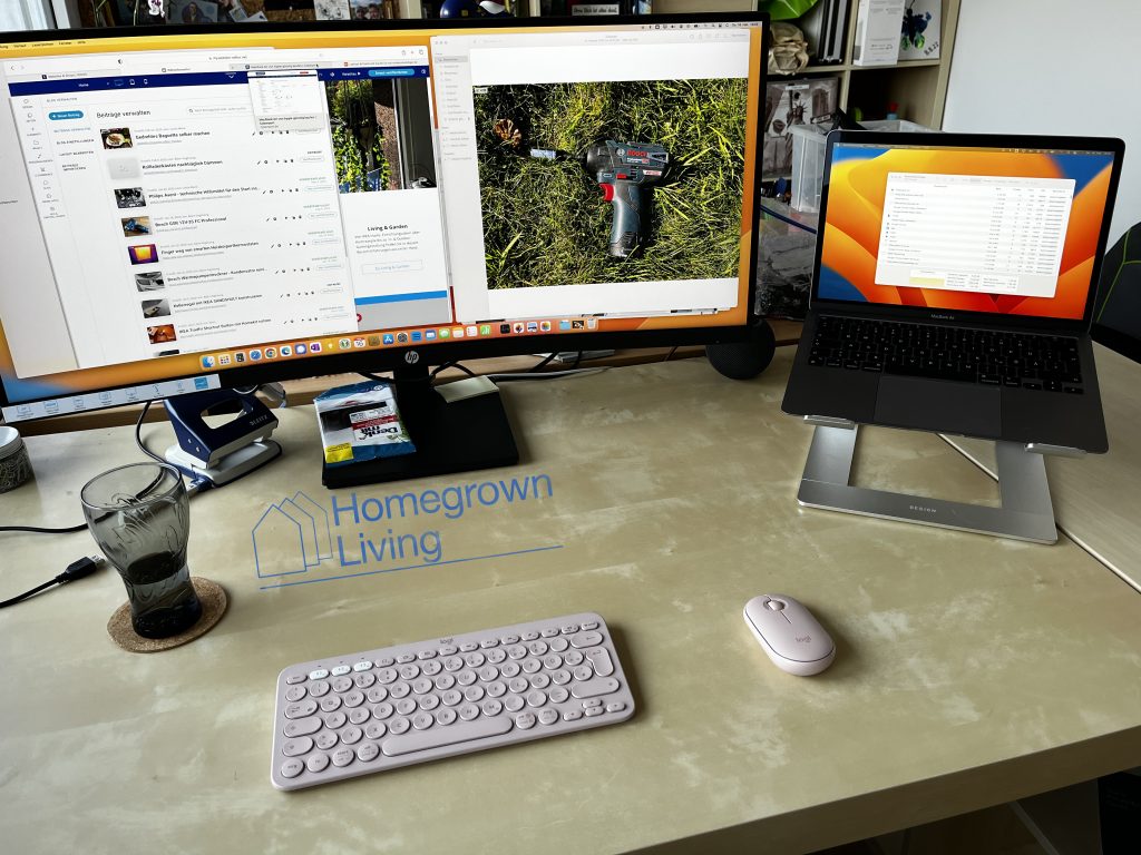 MacBook Air mit 34" Bildschirm auf Schreibtisch