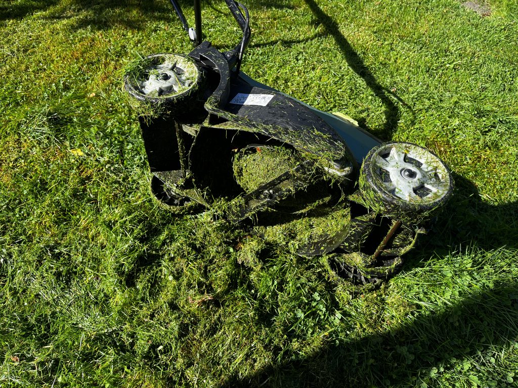 Mit Gras verklebtes Mähwerk des Bosch City Mower